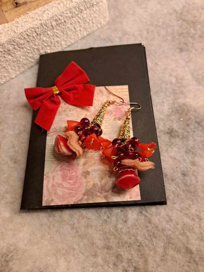 Boucles d'oreilles pendante rouge et doré - photo numéro 3