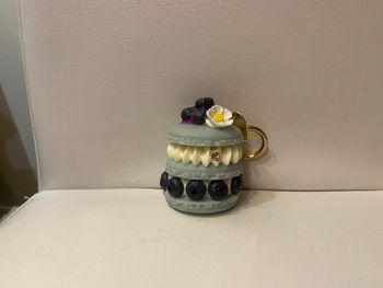 Porte clé macaron gâteau myrtille 