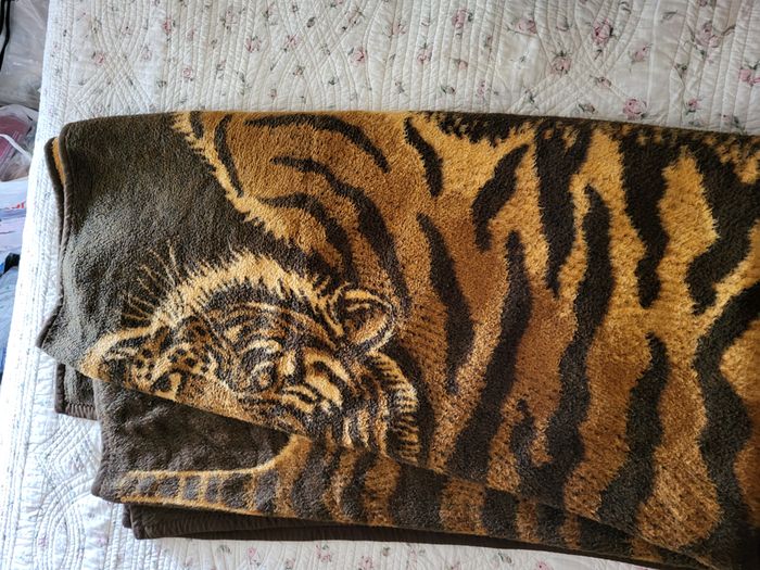 couvre lit , tigre , couverture fausse fourrure 180 x 200 - photo numéro 9