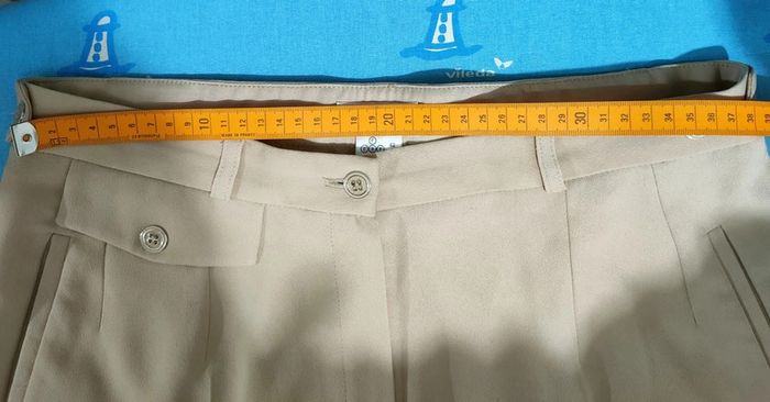 Pantalon beige coupe droite, détails poches, allure élégante et confortable - photo numéro 7