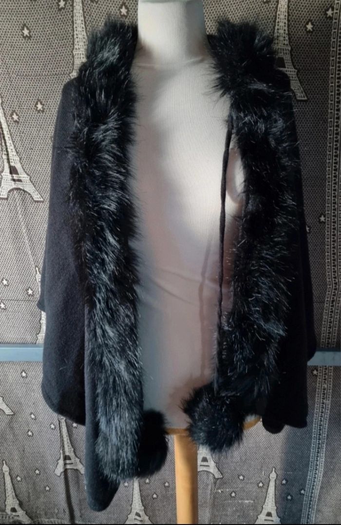 Poncho noir avec capuche et fausse fourrure - photo numéro 2