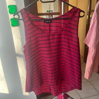 Tee shirt avec une fente dans le bas du dos