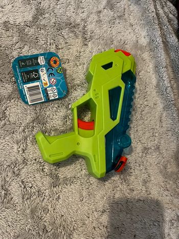 Pistolet à eau neuf