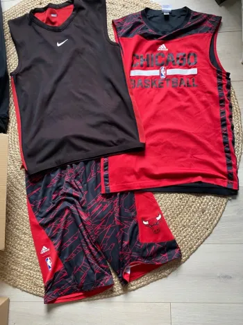 Ensemble NBA Chicago Bulls réversible Adidas + Haut Nike réversible – Taille S – Rare