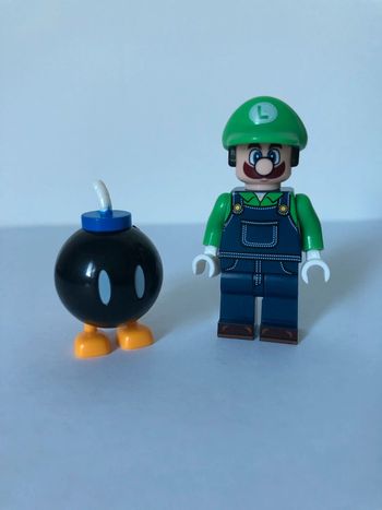 Figurine type lego Luigi et la bombe marcheuse. Super Mario