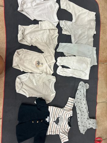 Lot de 11 vêtements en 0/1 mois