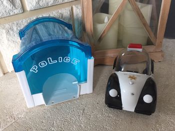 Voiture et poste de police ZhuZhupet