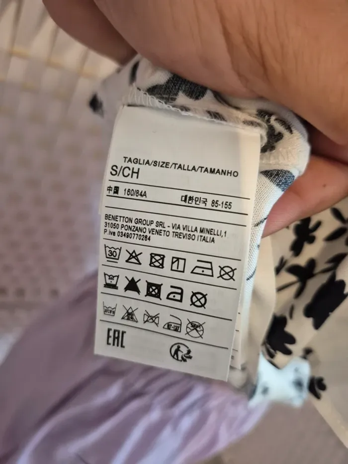 💕Joli Top blanc à fleurs asymétrique avec volant sur une épaule - femme TS / 36 Benetton 💕 - photo numéro 13