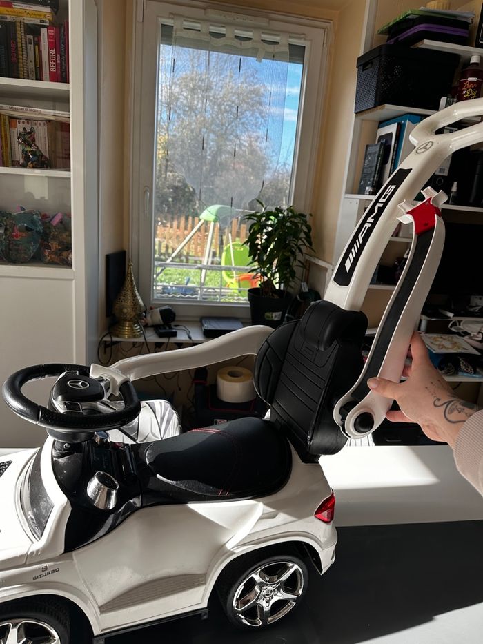 Voiture Mercedes blanche porteur et à pousser - photo numéro 3