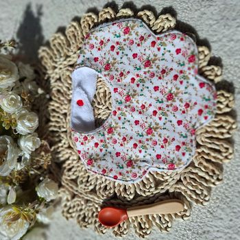 Bavoir forme fleur motifs fleurs
