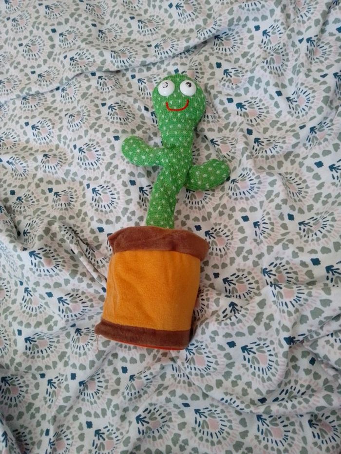 Peluche musicale Cactus qui chante et danse