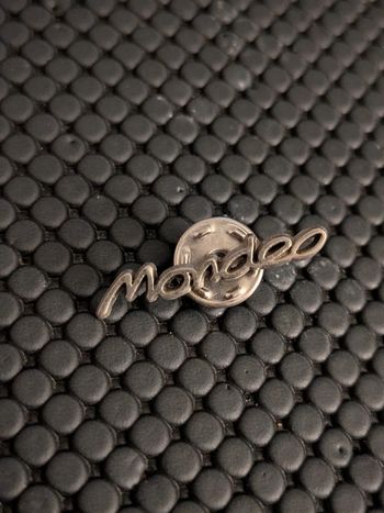 Pin's logo Ford Mondeo