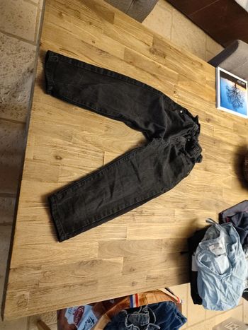 Pantacourt jean noir taille 134. 9 ans