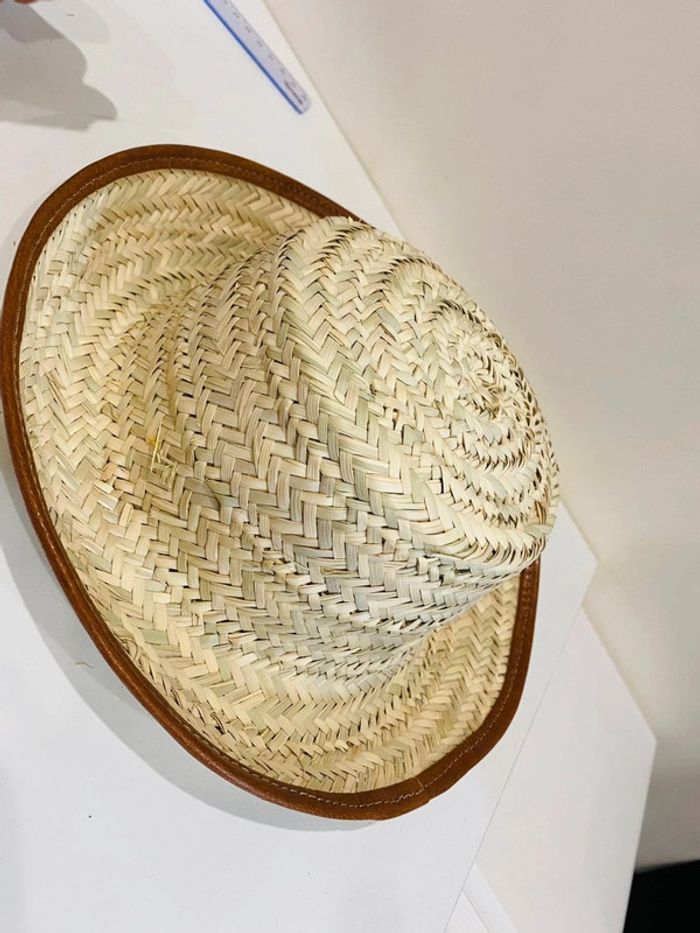 Un chapeau traditionnel en fibre de palmier tressé et vrai cuir marron pour enfant