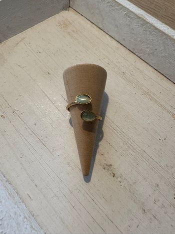 Bague dorée et verte