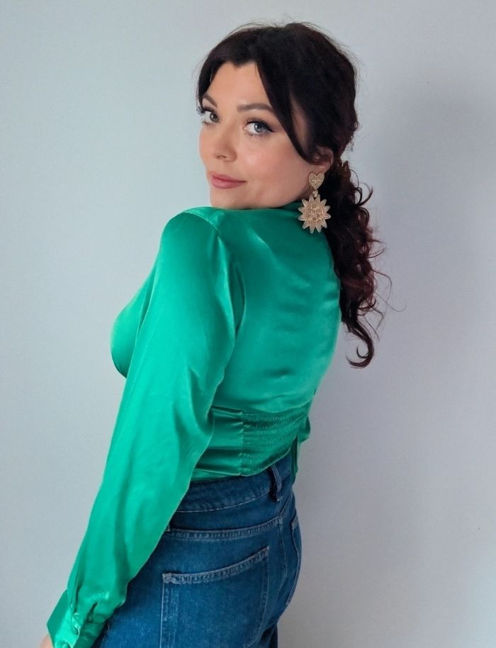 Chemisier court vert satiné moderne tendance printemps Marque FB Sisters Taille 38 M - photo numéro 3