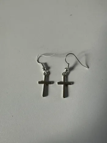 Boucle d’oreille croix