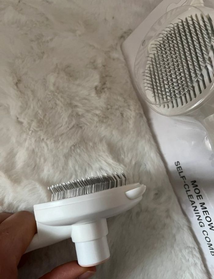 Brosse pour chat et chien autonettoyante blanche et turquoise - photo numéro 6
