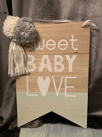 Tableau fanion en bois Maison du monde Sweet baby love  Pompons en laine gris + blanc