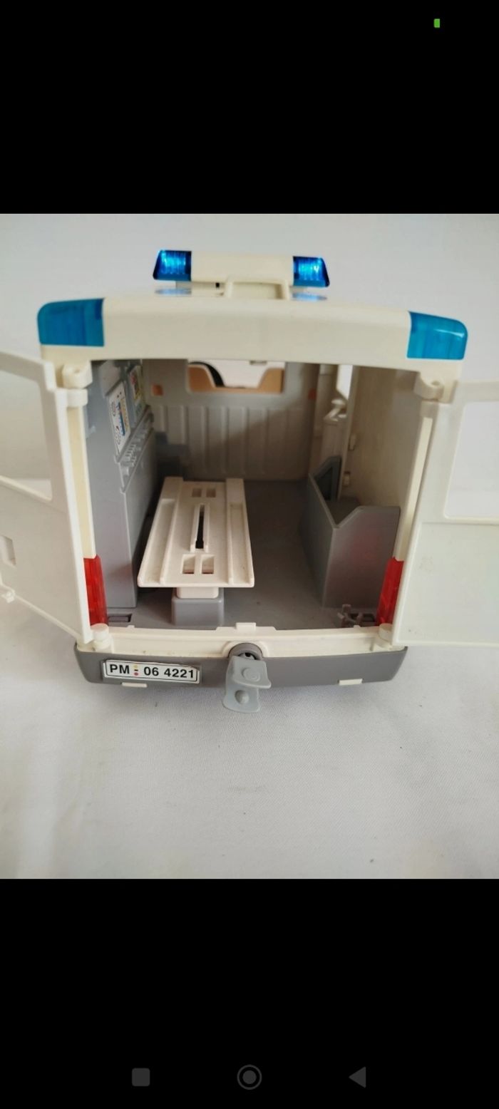 Ambulance lumineuse Playmobil avec 5 personnages et accessoires Playmobil - photo numéro 8