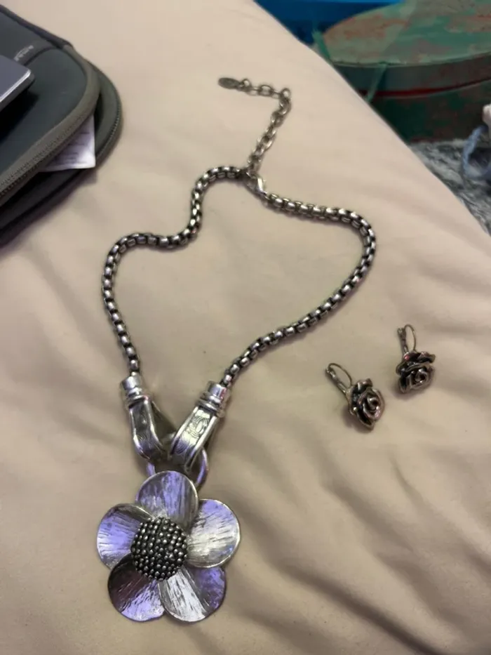Gros collier en acier assez lourd avec ses boucles d’oreilles - photo numéro 2