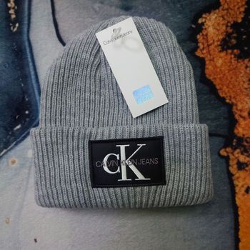 Bonnet Calvin Klein Jeans neuf Gris, avec étiquette d’origine et hologramme.
