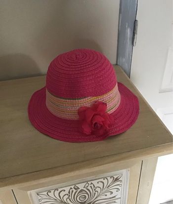 Très beau chapeau de taille 51/53 environ de coloris rose avec fleurs sur le devant
