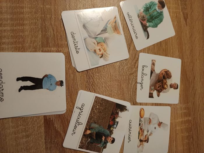 Montessori nomenclature des métiers Voici un ensemble de cartes Montessori représentant différents métiers ! Ces cartes sont un excellent outil pédagogique pour aider les enfants à découvrir et à comprendre les différents types de professions. 

Chaque ca - photo numéro 2