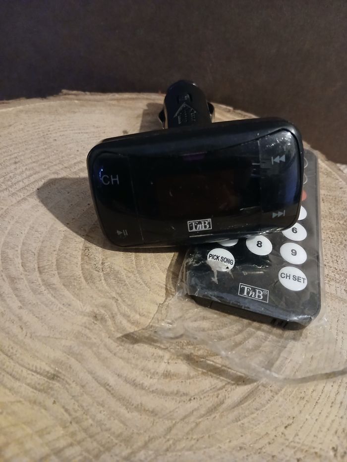 Transmetteur FM / USB / Carte SD
Transmetteur musique
Branchement allume-cigare - photo numéro 2