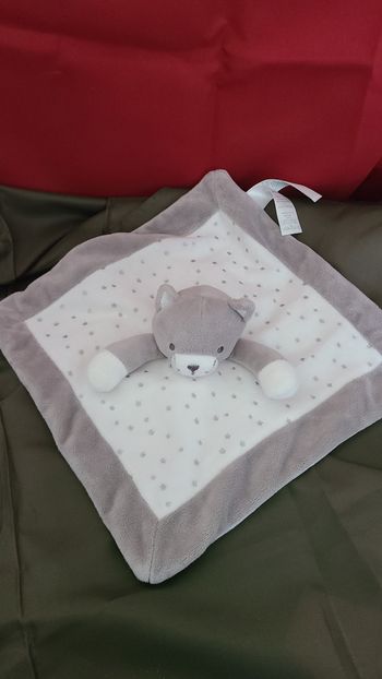 Chat OKAÏDI OBAÏBI doudou carré plat blanc et gris étoiles