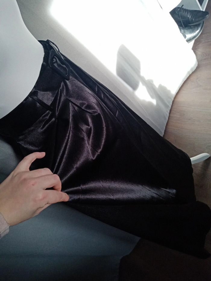 Jupe longue noire satinée avec ceinture - photo numéro 3