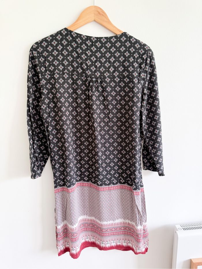 Robe manches 3/4 noir bordeaux à motifs camaïeu taille 38 M - photo numéro 3