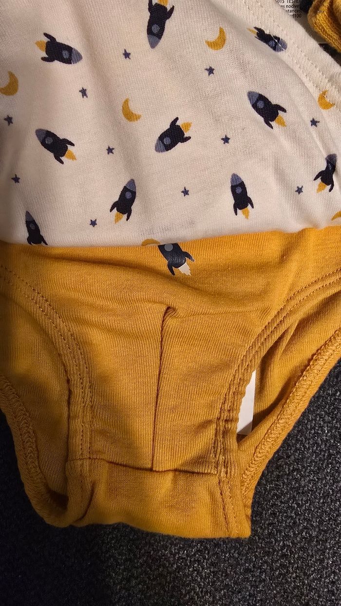 (Neufs non portés) 💙😍🥰maillots de corps, slips, chaussettes 18mois garçon 💙😍🥰 - photo numéro 3