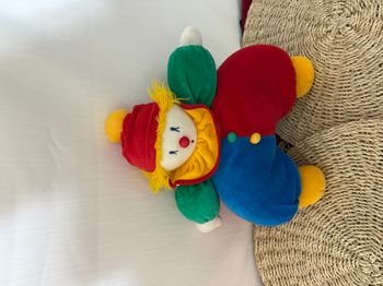 Peluche vintage Clown MOULIN ROTY vite un câlin rouge bleu jaune grelot