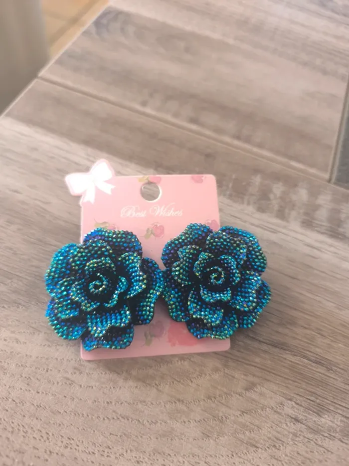 Jolies boucles d'oreilles irisées - photo numéro 2