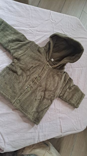 Manteau à capuche et à pression de couleur kaki