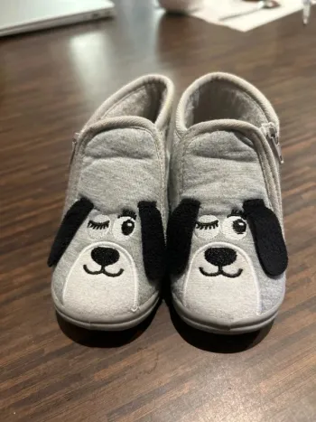 Chaussons zippés enfant garcon gris motif chien taille 22