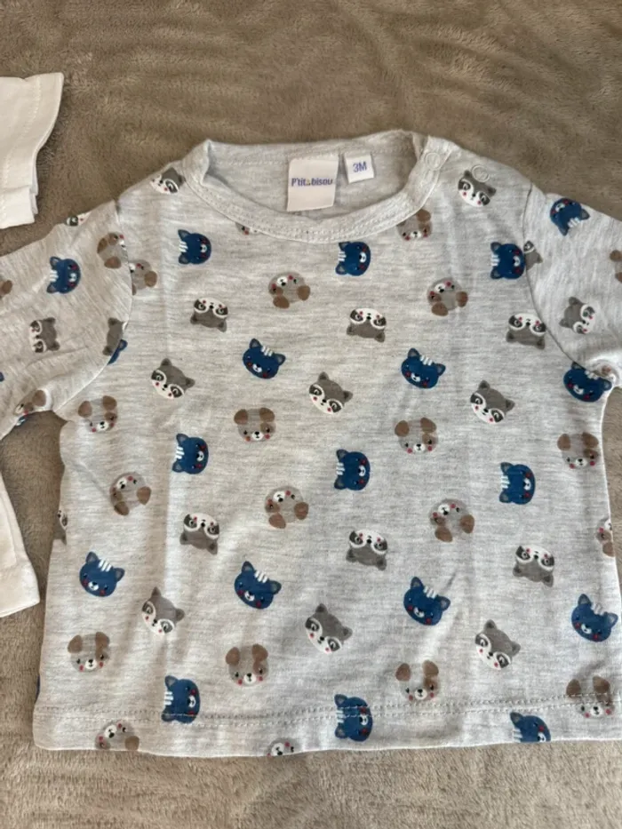 Ensemble bébé 3 mois – 2 t-shirts P’tit Bisou + pantalon bleu marine - photo numéro 3