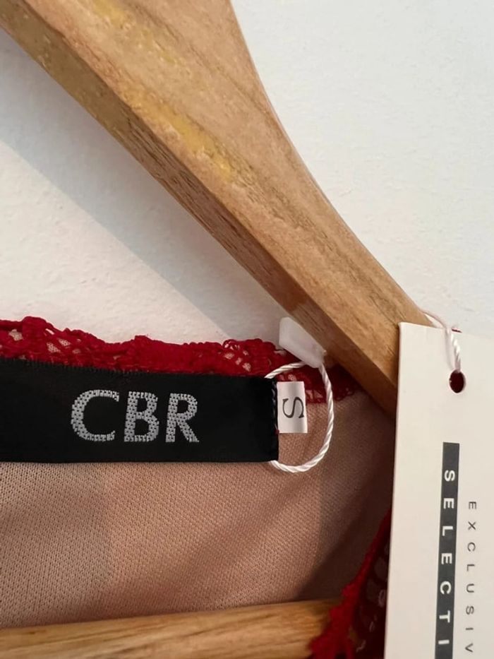 Robe rouge brodée - photo numéro 9