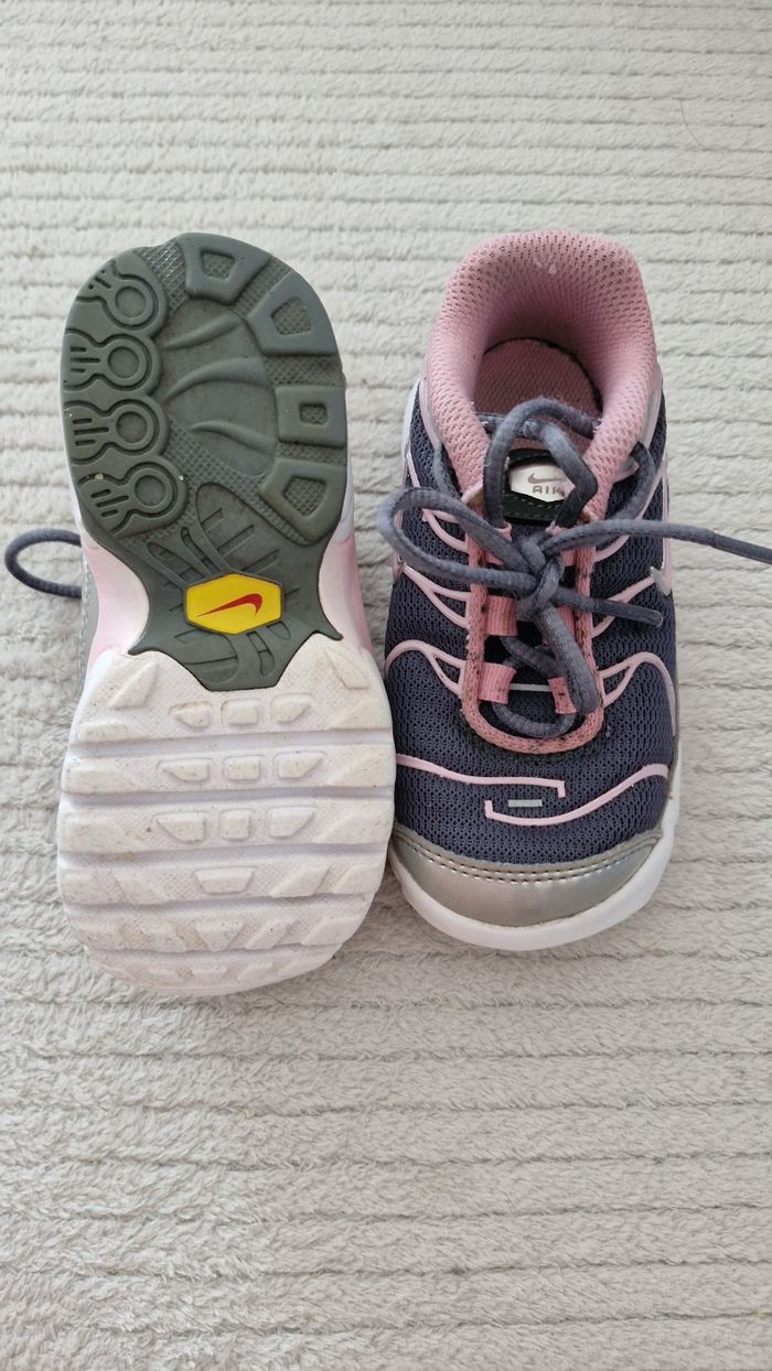 Nike Air Max Plus TN Bébé - Pointure 23,5 - Gris et Rose - photo numéro 2
