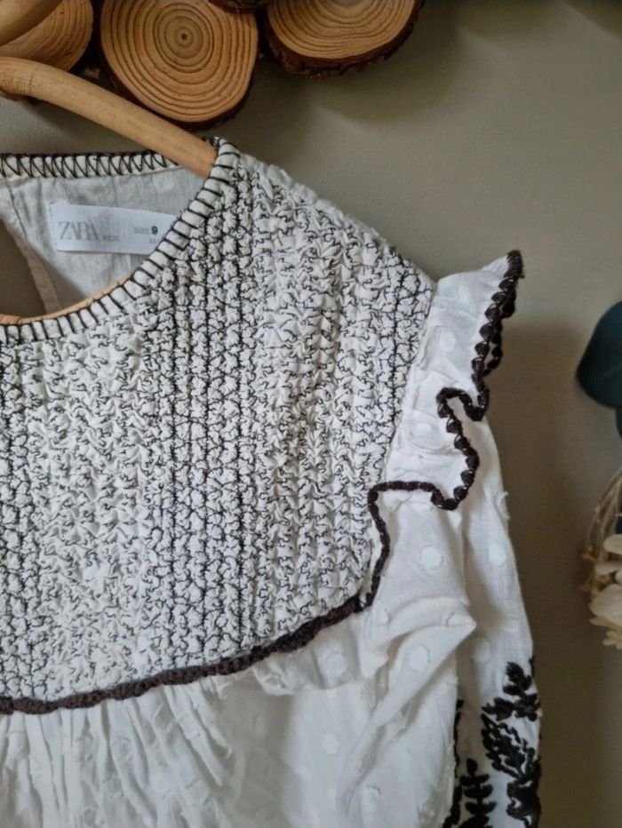 Tee shirt beige et blouse romantique 
Zara
Taille 9 ans - 134 cm
Excellent état - photo numéro 7