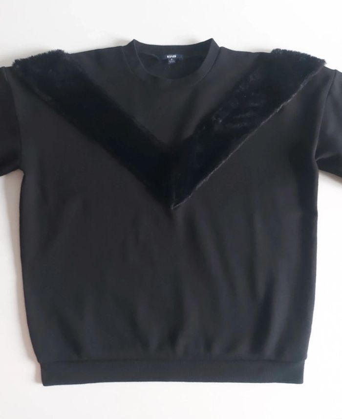 Sweat noir avec fourrure en V sur le devant peu porté taille M - photo numéro 2