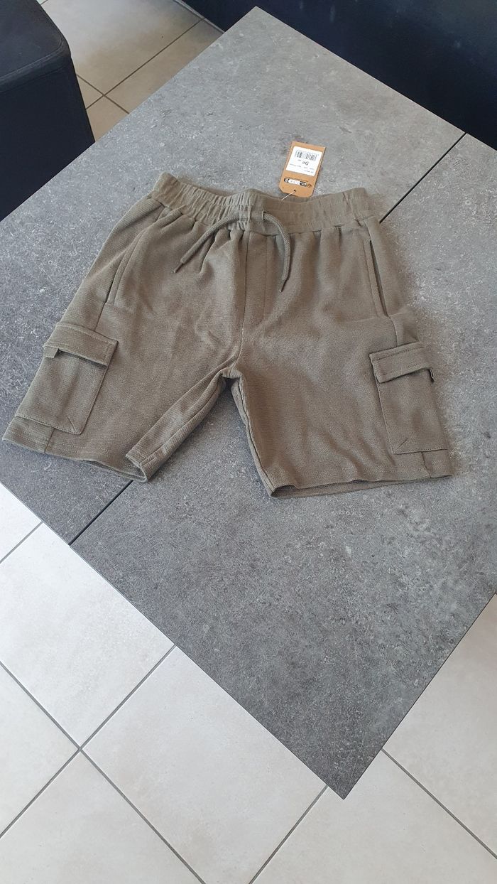 Short kaki neuf en 12 ans