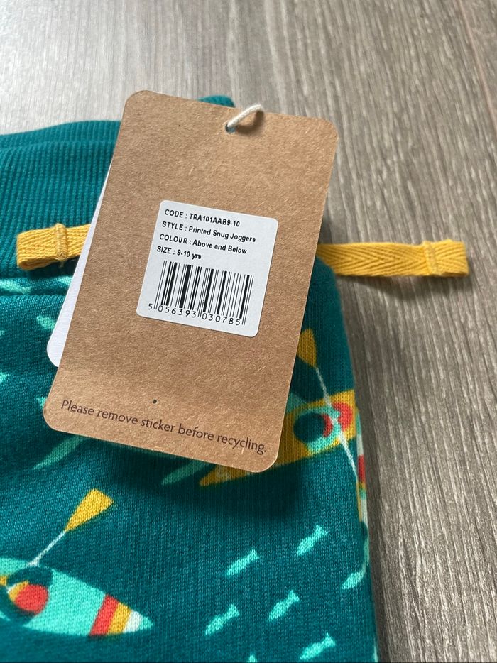 Pantalon Printed Snug Joggers modèle Above and Below de la marque Frugi taille 9/10 ans Neuf Neuf étiqueté - photo numéro 3