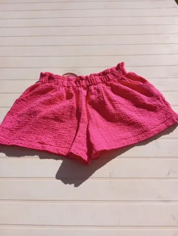 Short rose neuf et de taille 10ans