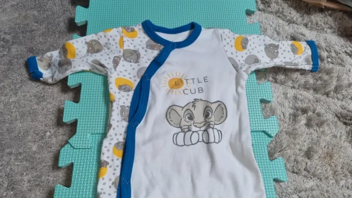 Pyjama léger le roi lion 1 mois en bon état - photo numéro 2