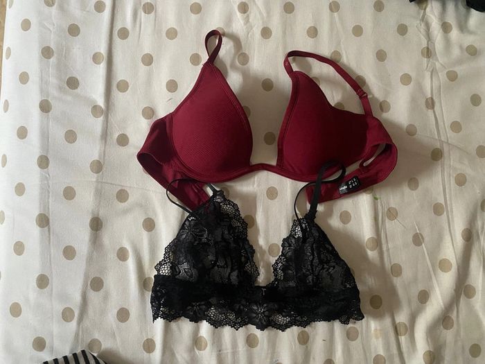 lot de deux. Soutiens-gorge, undiz taille 90B, bordeaux et noir.