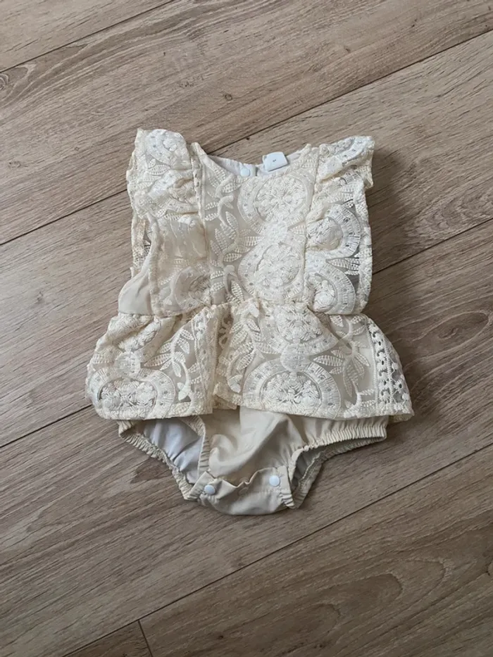 Body bébé fille en dentelle beige