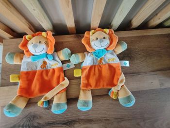 Lion tex jaune et orange savane