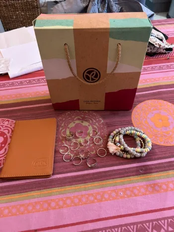 Lot de divers bijoux avec divers cadeaux
